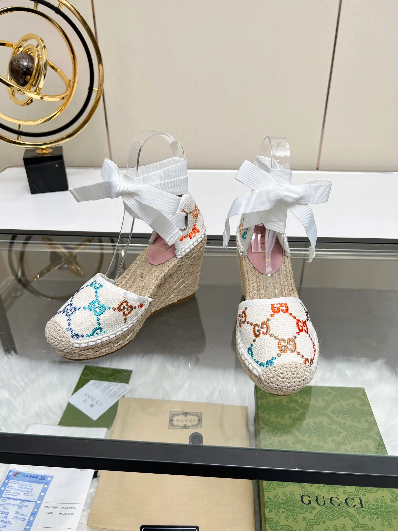 👟👟Ex-factory price 440👟👟 GUCCI wedge fisherman sandals, thick-soled straw, high-end quality, fabric: double G fabric, electric embroidery, lining: mixed sheepskin lining, yardage: 35～42, color: pure white. Dear new and old customers, the picture has been updated, please transfer the image to change. The upgraded version of the wedge heel currently has more than 40 colors. Transfer the image to sell.